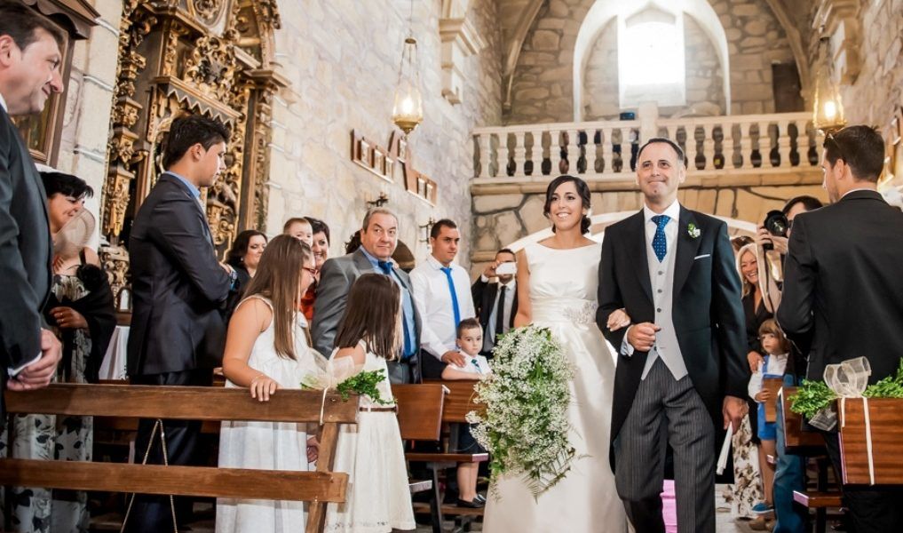 Cuál es el orden de entrada a la iglesia en la boda? - Lluvia de Arroz