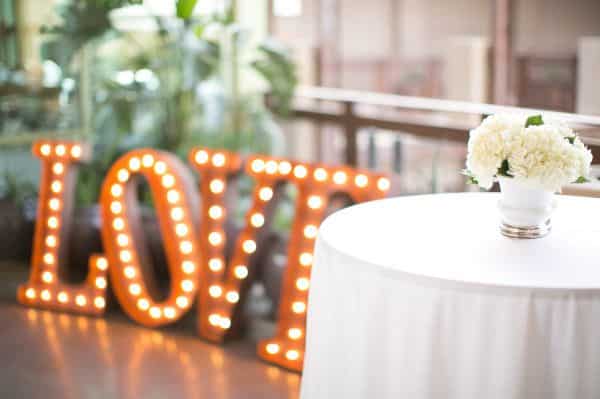 Decorar la boda con letras luminosas - Lluvia de arroz