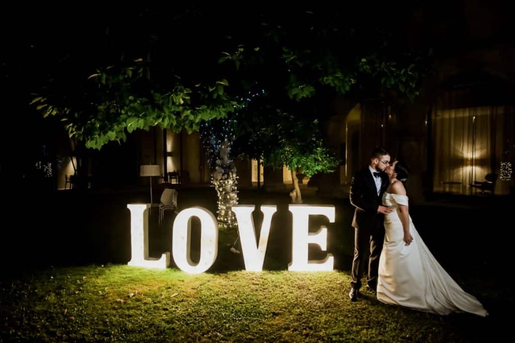 Decorar la boda con letras luminosas - Lluvia de arroz