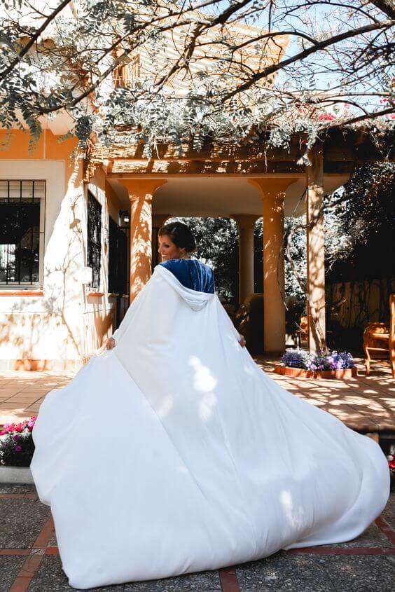 Tendencias bodas 2019 traje de novia con capa