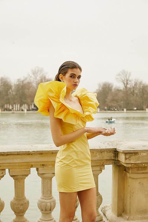 vestido mini volantes amarillo invitada 2020