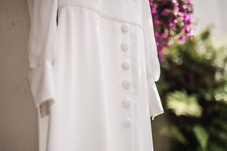 Detalles vestido novia botones Boda Laura y Hector en Quinta do Prazo
