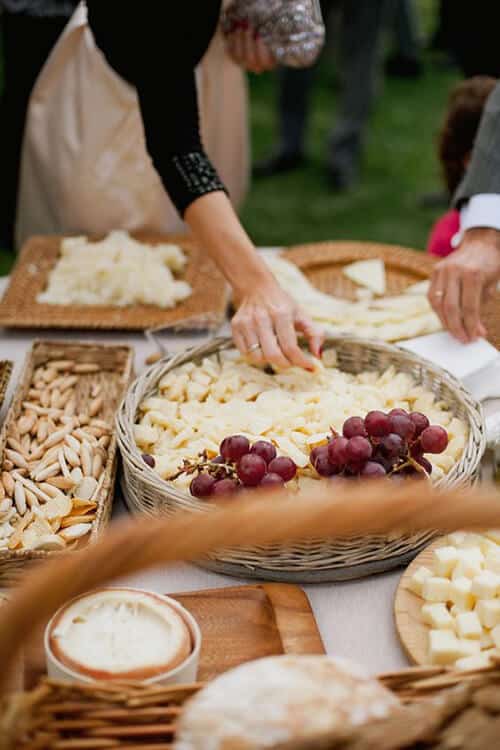Tendencias de boda 2021 - aperitivo mesa de quesos