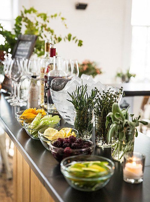 Ideas originales para la barra libre de la boda - mesa de bebidas tematicas