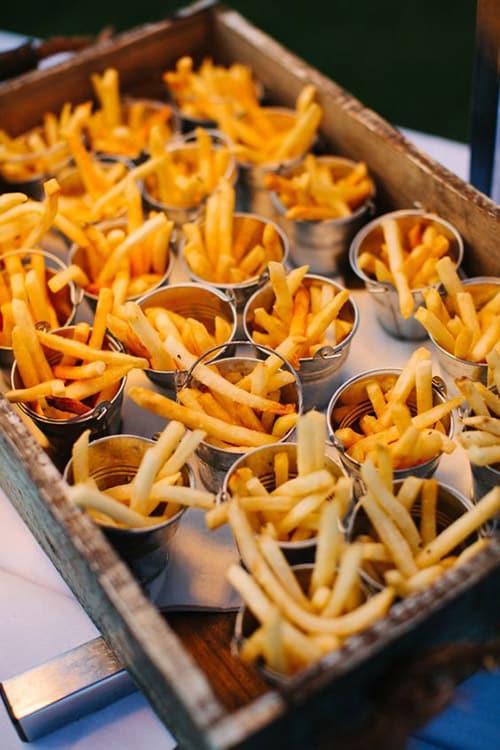 Ideas originales para la barra libre de la boda - recena de patatas fritas