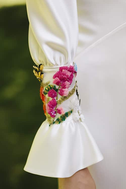 Tendencias vestidos de novia 2021 - vestidos de novia con detalles artesanos flores en las mangas